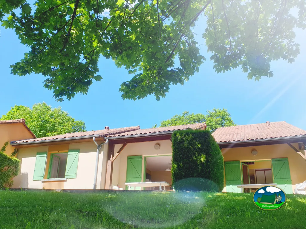 casa móvil con jardín