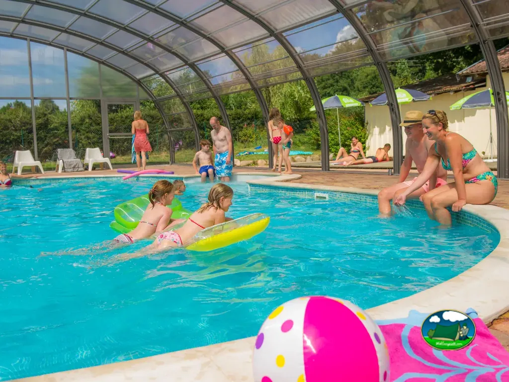 niñas en flotadores en piscina