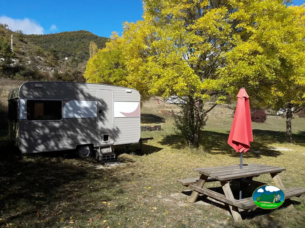 caravana junto a mesa