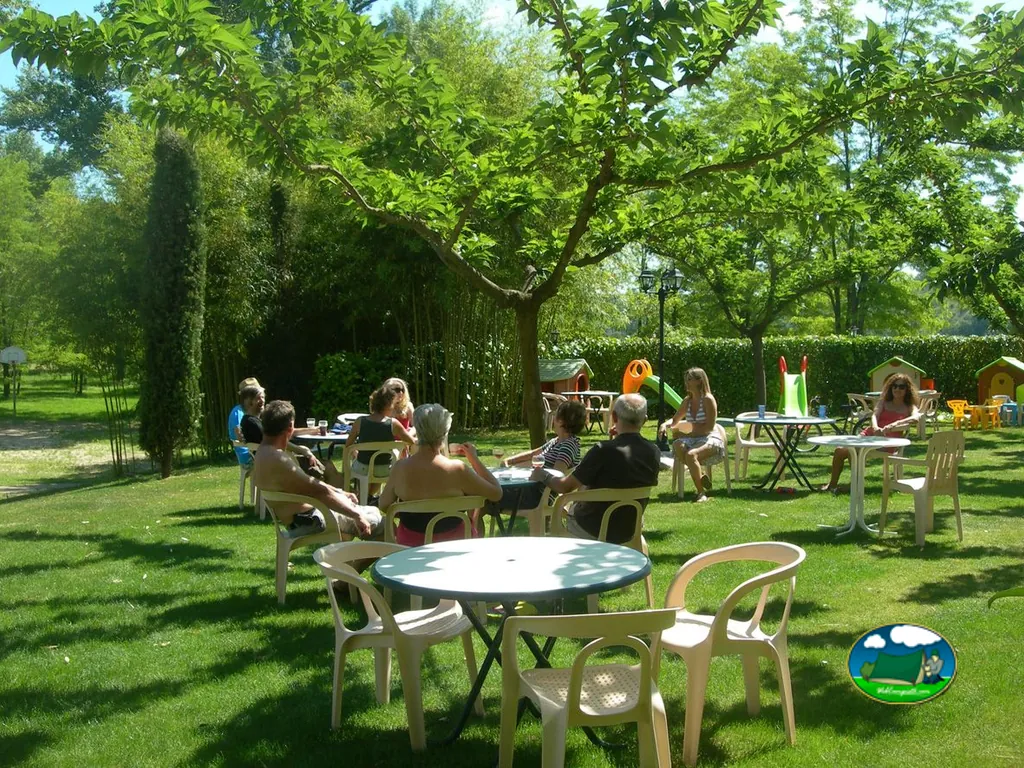terraza con visitantes