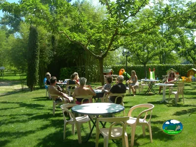 terraza con visitantes