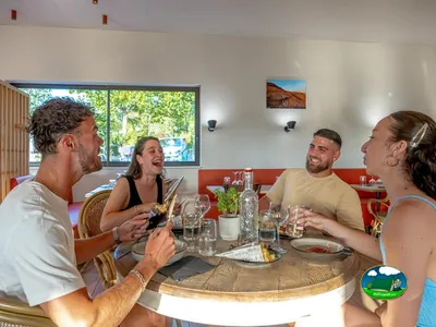 amigos cenando en mesa