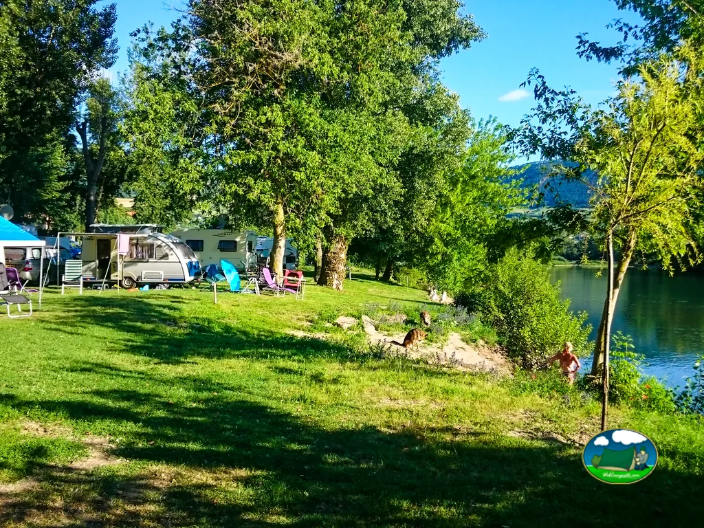 parcelas arboladas junto al río