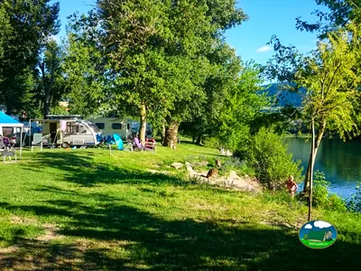 parcelas arboladas junto al río