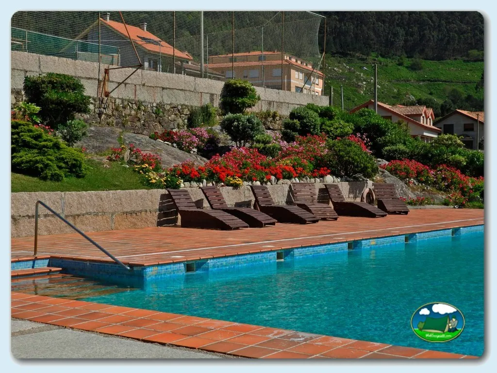 Piscina con hamacas y vistas a la montaña del Camping Mougas, Oia (Pontevedra)
