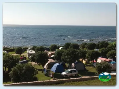 Parcelas junto al mar con tiendas de acampada del Camping Mougas, Oia (Pontevedra)