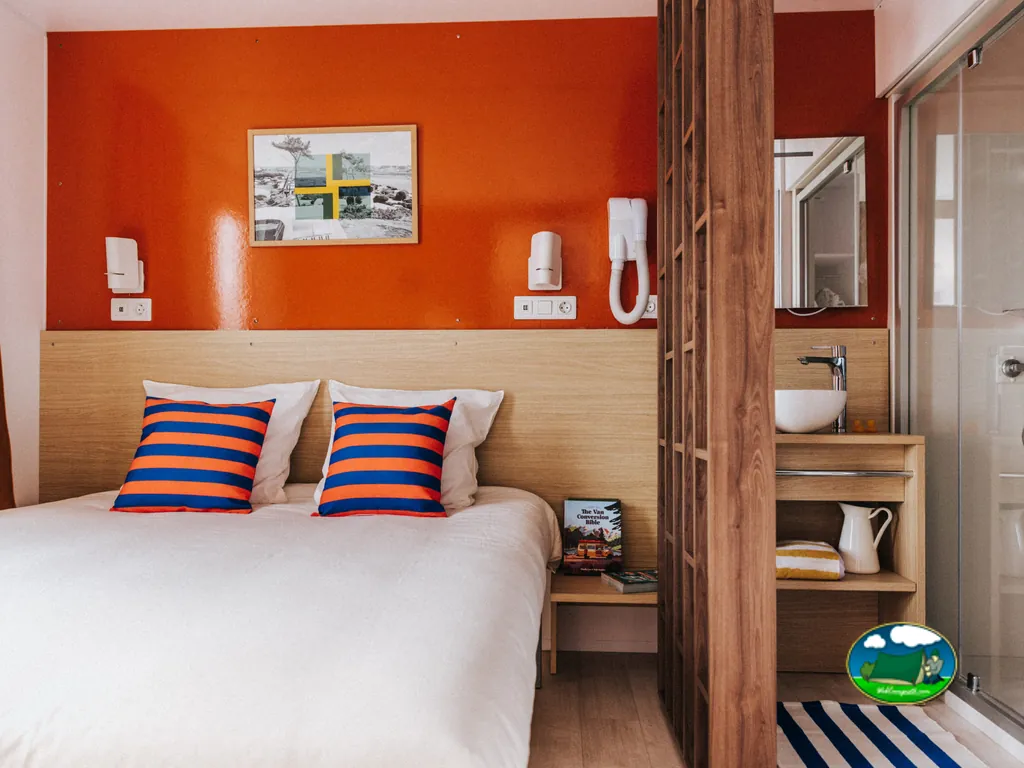 Dormitorio con baño