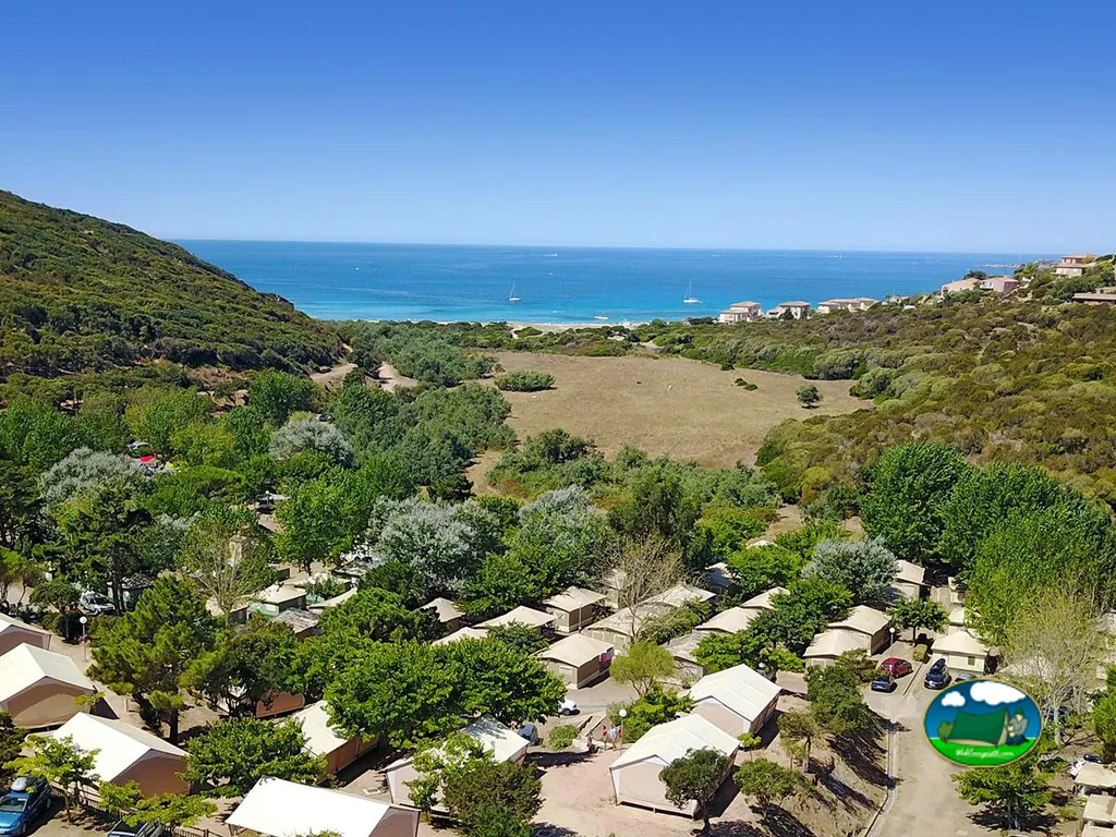 bungalows entre árboles junto al mar