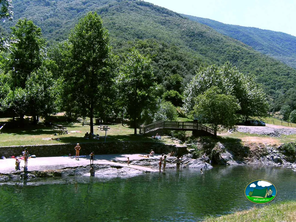 gente bañándose en el río