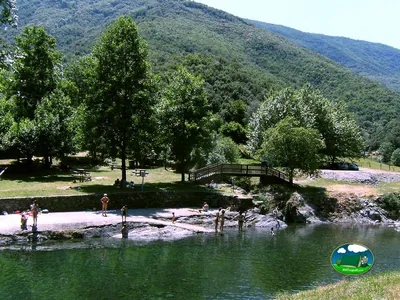 gente bañándose en el río