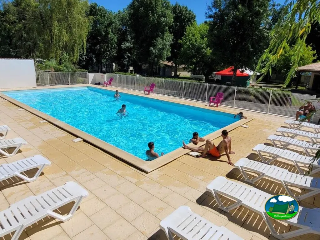 piscina con bañistas