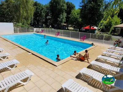 piscina con bañistas