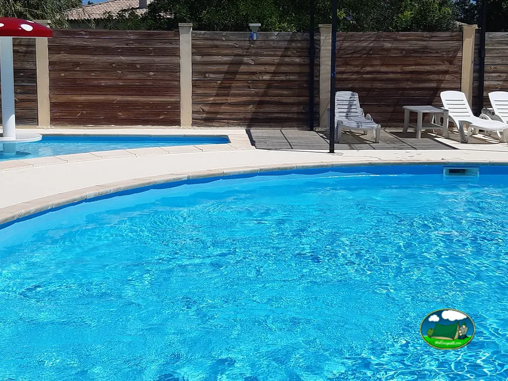 Piscina exterior azul