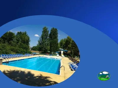 piscina con tumbonas