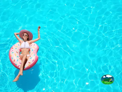 Mujer flotando en piscina