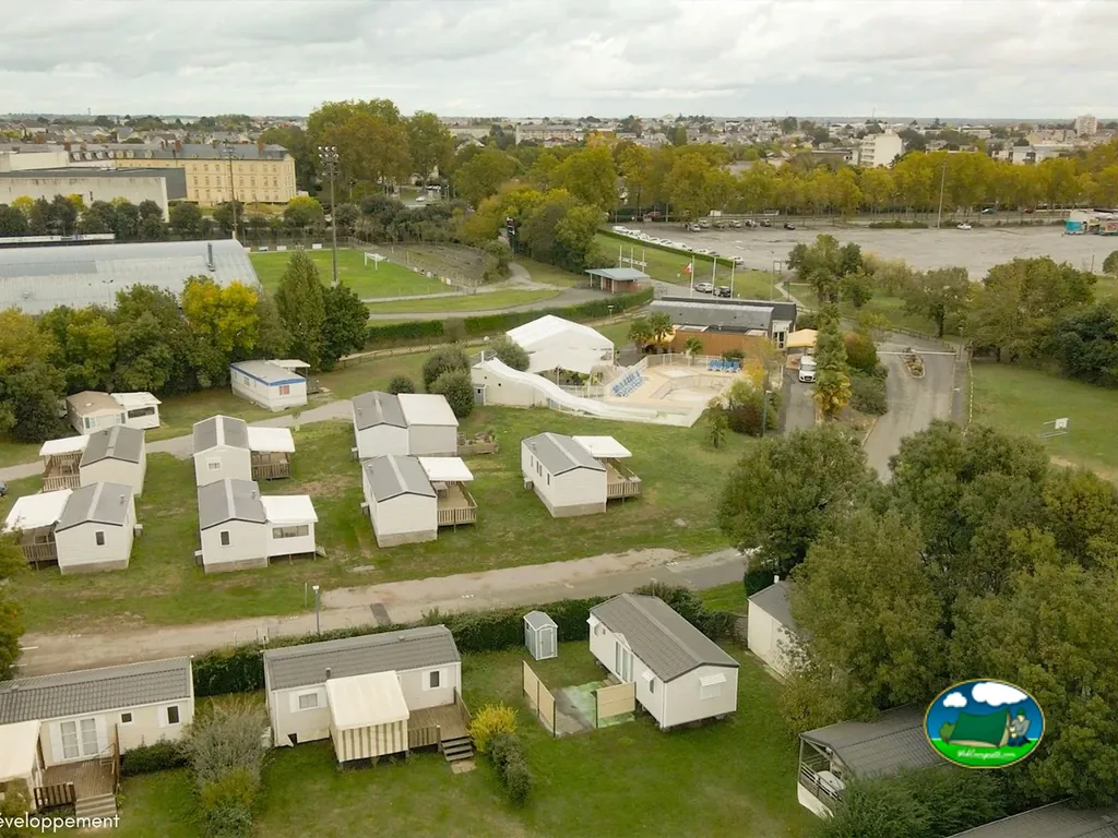 vista aérea de bungalows y piscina