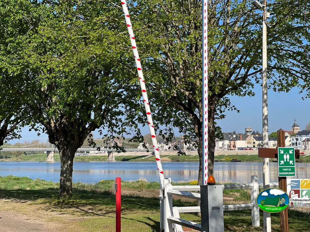 barrera junto al río