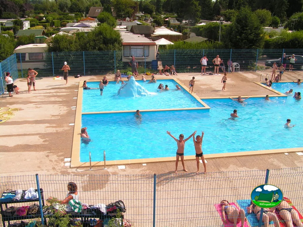 piscina con bañistas