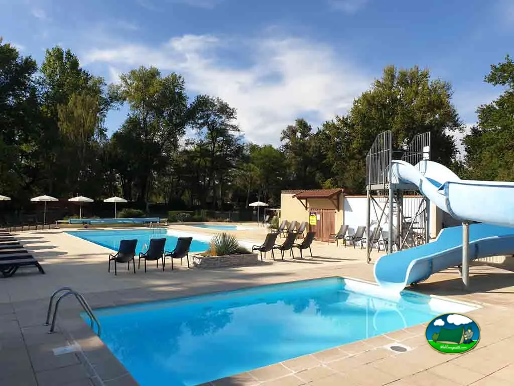 piscina con tobogán