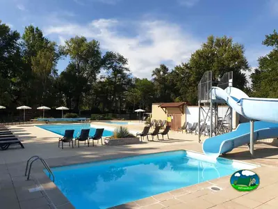 piscina con tobogán