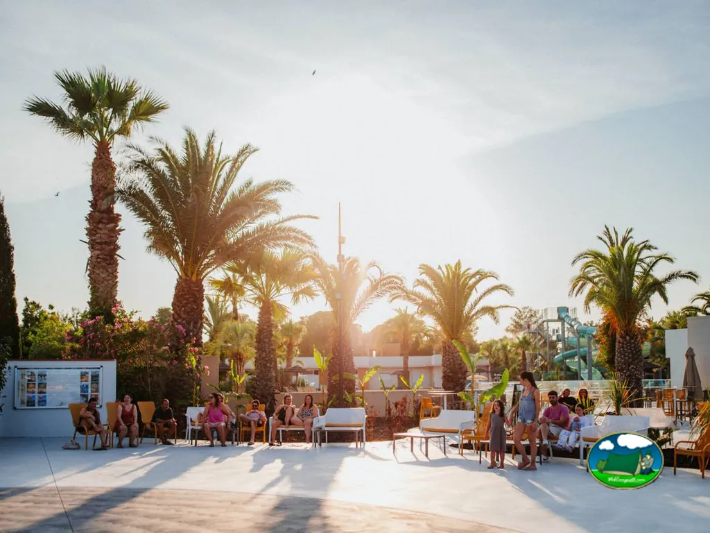 Actividad social al atardecer