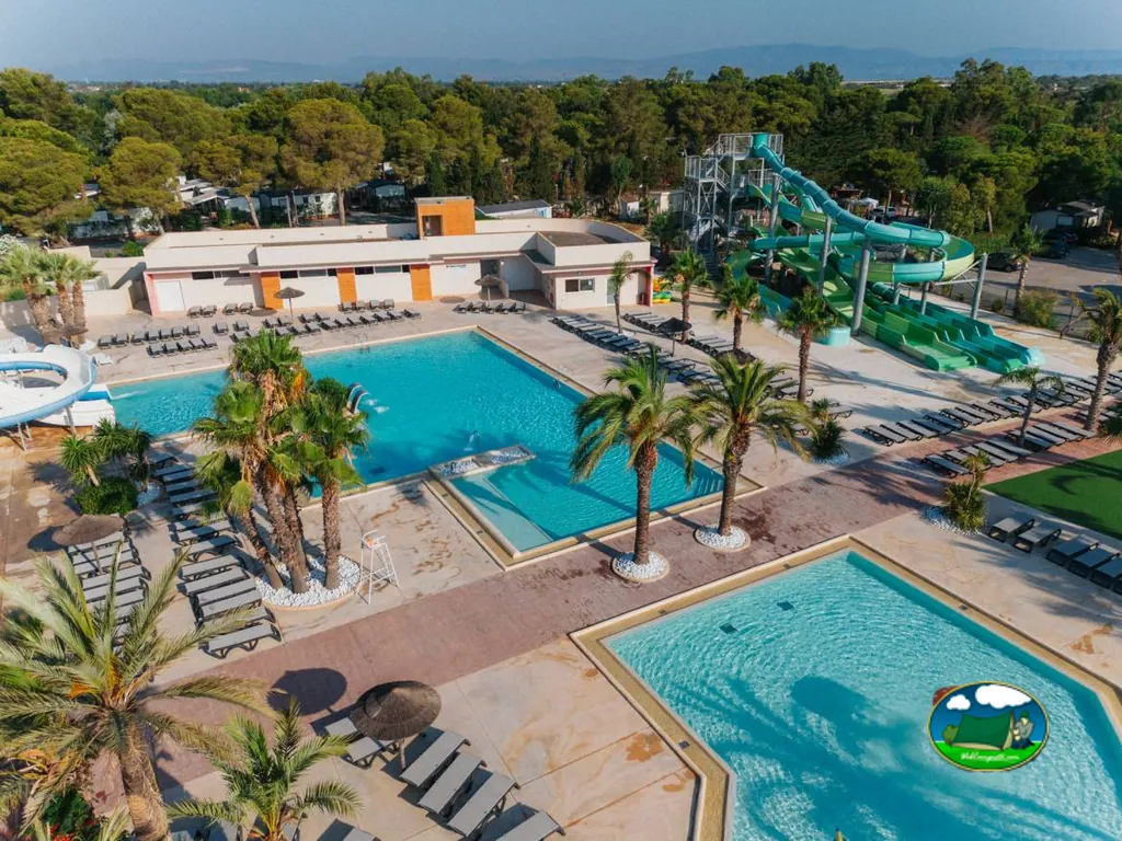 piscinas con palmeras desde arriba