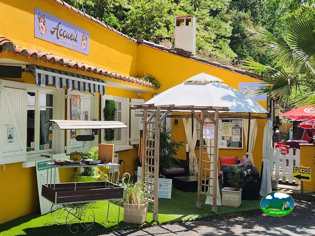 Fachada amarilla de recepción