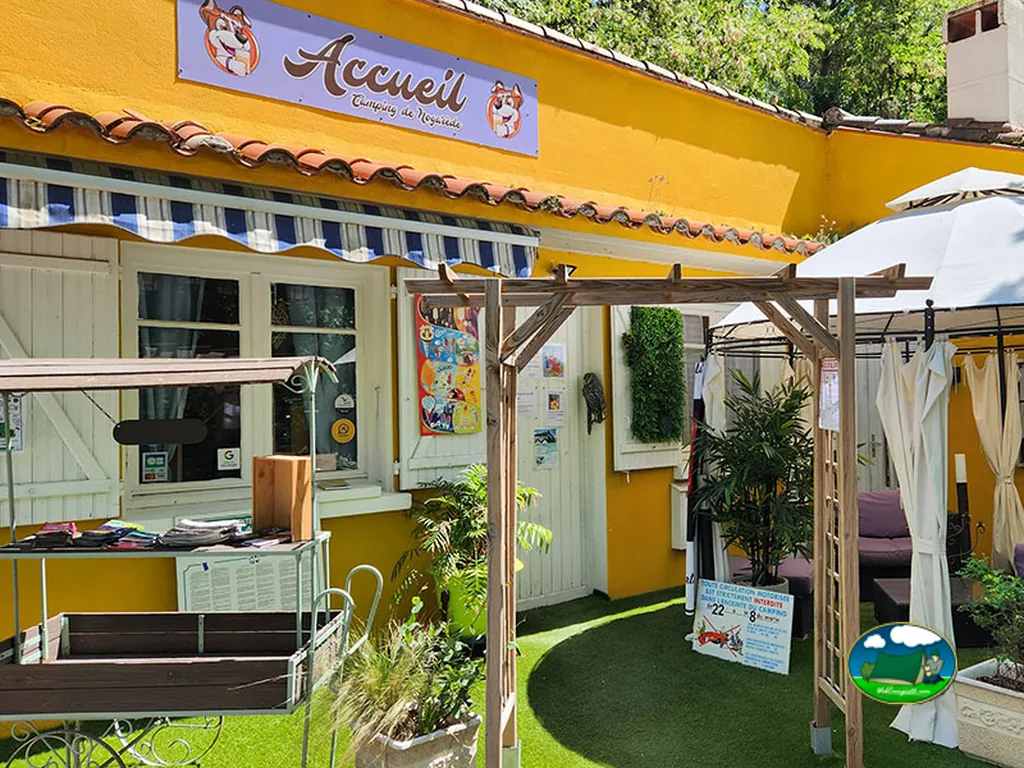 recepción con jardín y macetas