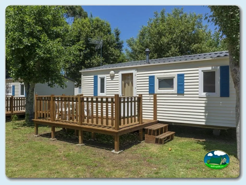 Mobil-home con terraza de madera y parcela arbolada del Camping Santa Tecla, A Guarda (Pontevedra)