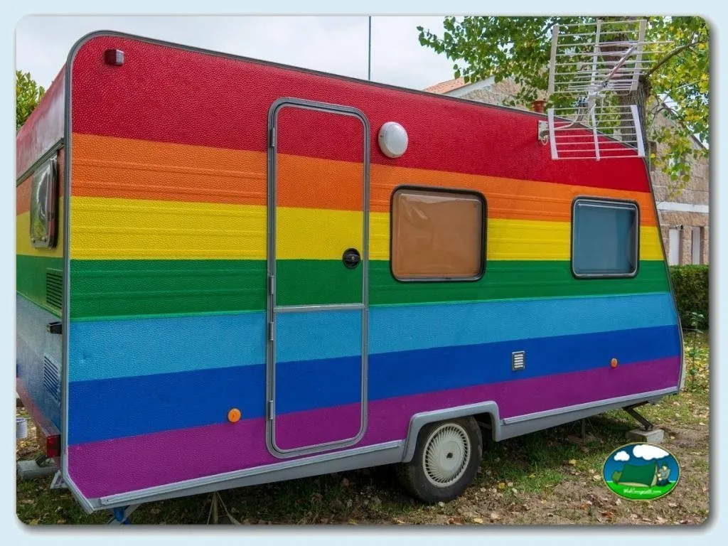 Mobil-home con diseño arcoíris del Camping Santa Tecla, A Guarda (Pontevedra)