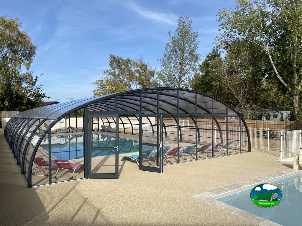 Piscina bajo cubierta transparente