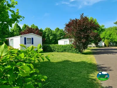Casas móviles entre setos