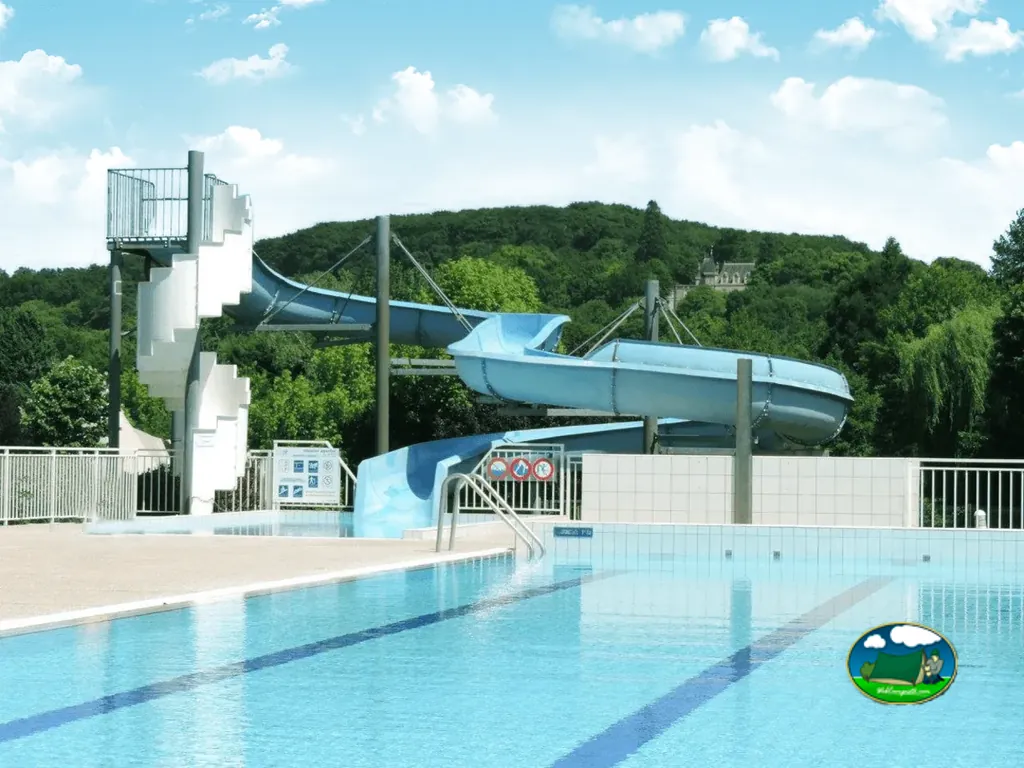 piscina con tobogán curvo