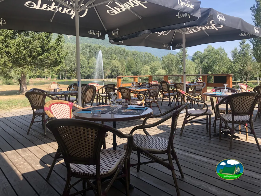 terraza con mesas cubiertas