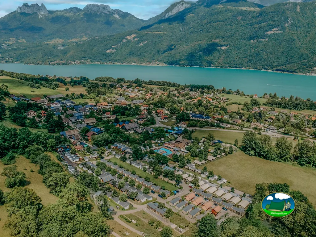 chalets junto a lago alpino