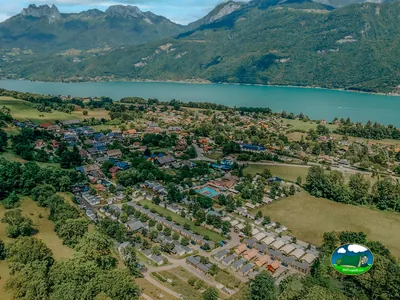 chalets junto a lago alpino