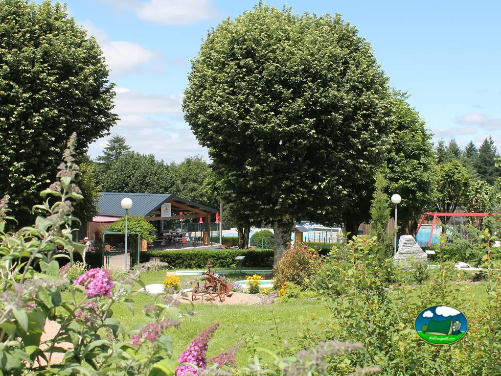 Jardín con flores y juegos