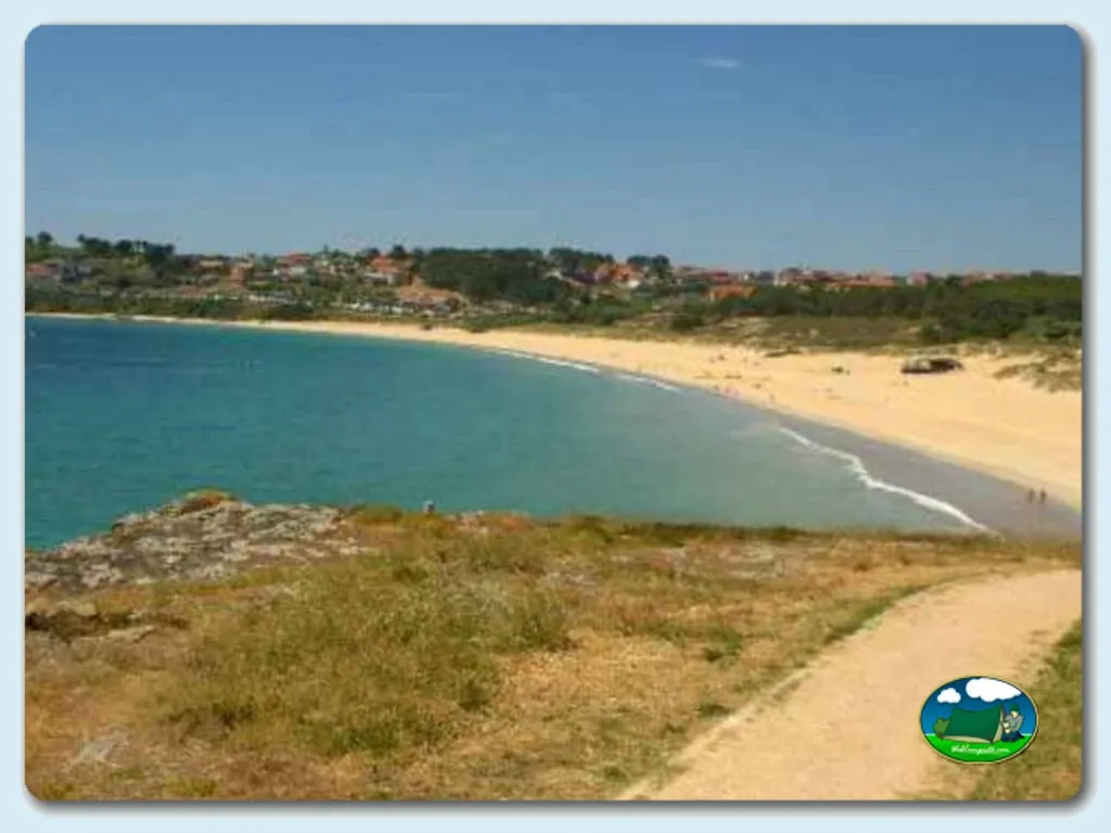 Playa junto al mar con vistas al del Camping Paxariñas, Sanxenxo (Pontevedra)