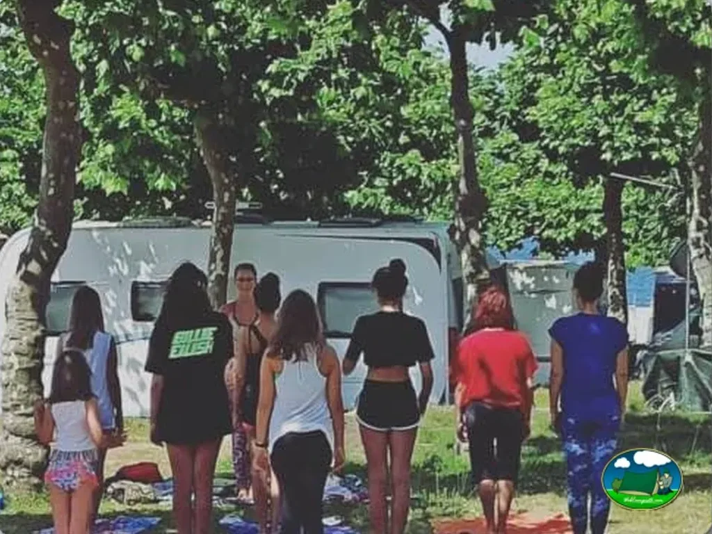 Parcela con mobil-home bajo árboles del Camping Paxariñas, Sanxenxo (Pontevedra)