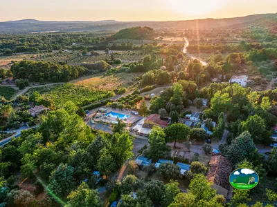 Complejo entre campos al atardecer