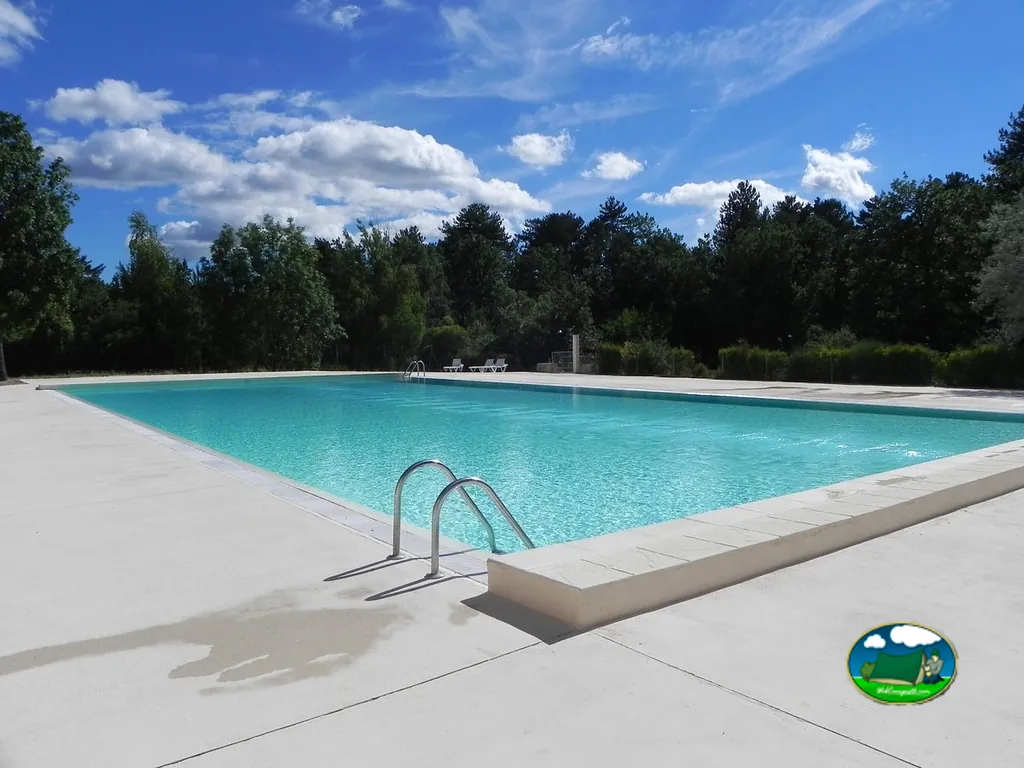 piscina exterior con sombrillas