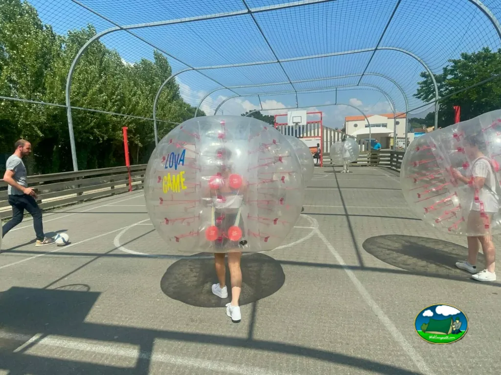 niños jugando al fútbol burbuja