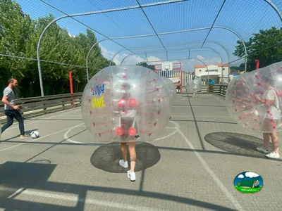 niños jugando al fútbol burbuja