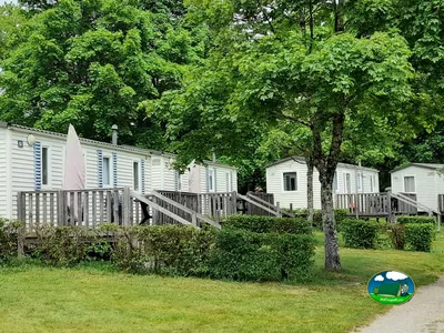 casas móviles entre árboles