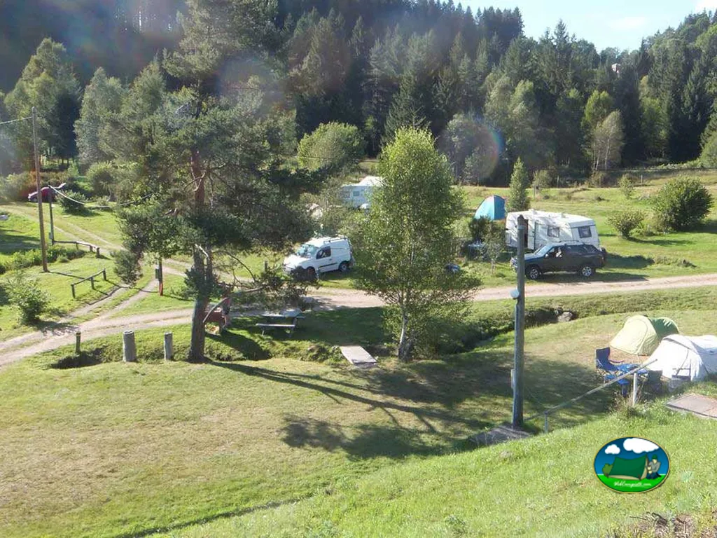parcelas verdes con tiendas
