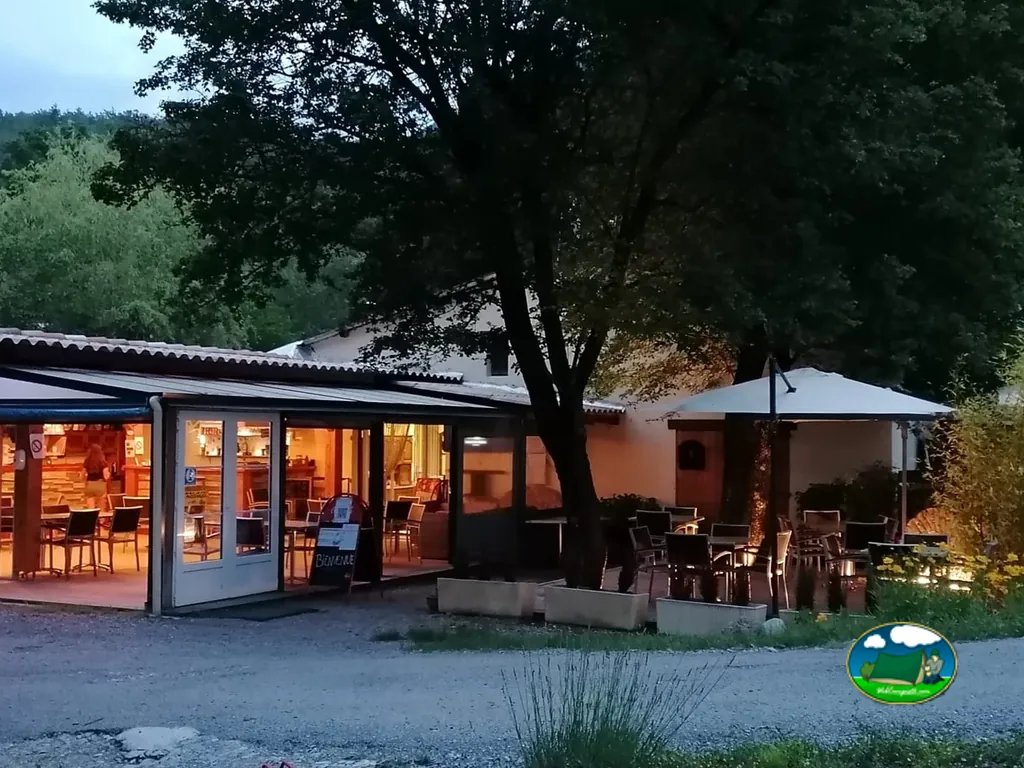 Restaurante iluminado al anochecer