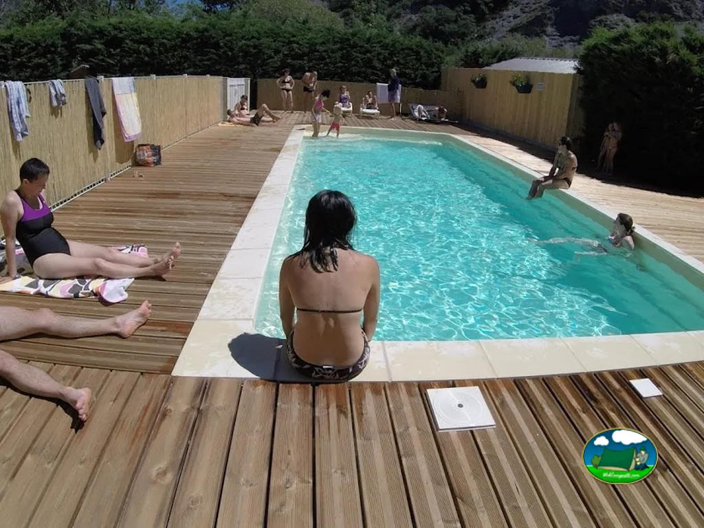Piscina con bañistas