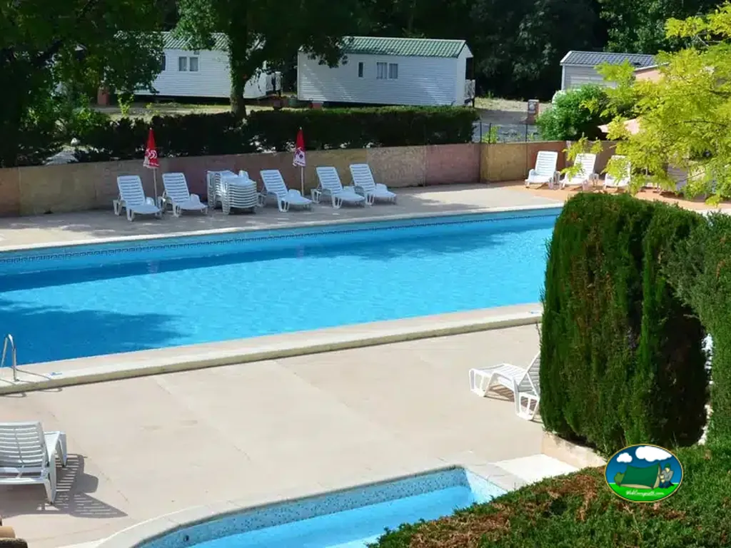 piscina con tumbonas