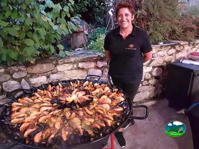mujer junto a barbacoa