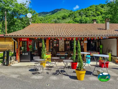fachada de bar con terraza